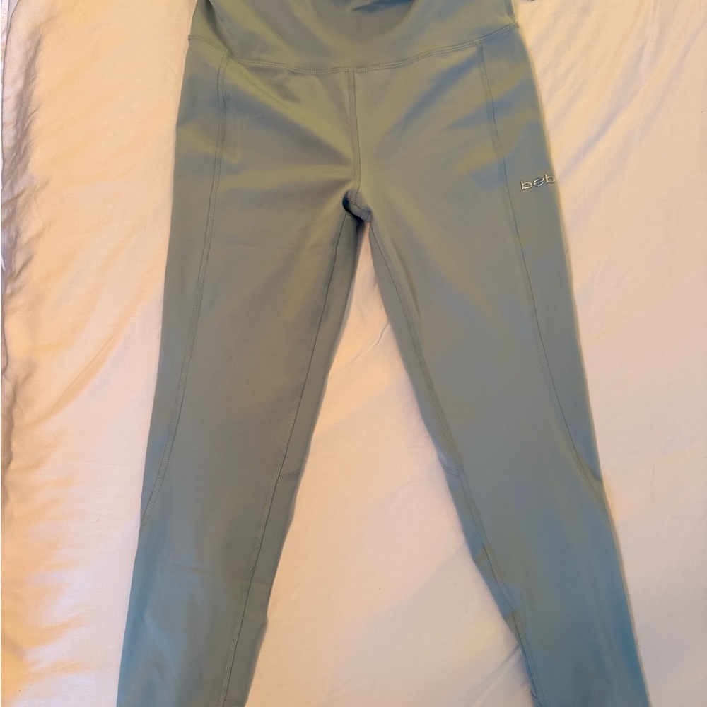 bebe Women's Cropped Pants in Soft Green